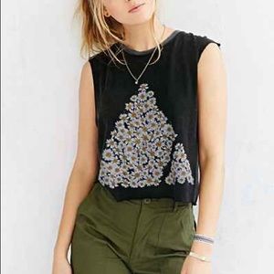 Vanguard daisy sleeveless muscle tee